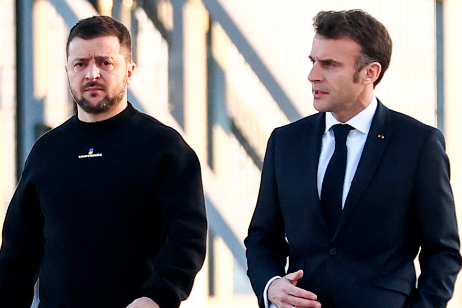 Dass sich Frankreichs Präsident Emmanuel Macron (45, rechts) mit Wladimir Putin (70, nicht im Foto) noch verständigen will, hält Wolodymyr Selenskyj (45, links) für verschwendete Zeit.