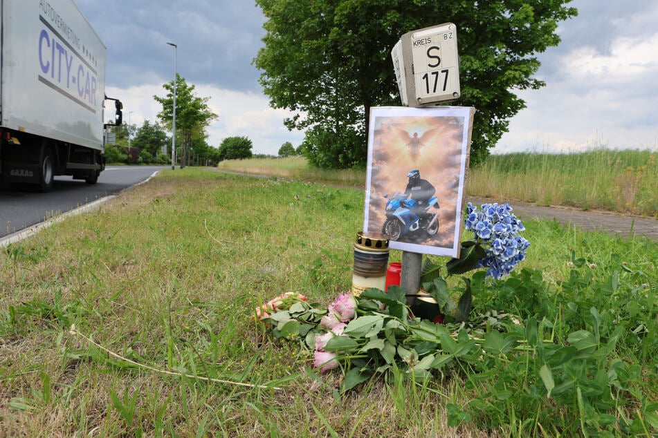 An der Unfallstelle legten Freunde und Angehörige Blumen zum Gedenken an den verunglückten Tobi (†35) nieder.