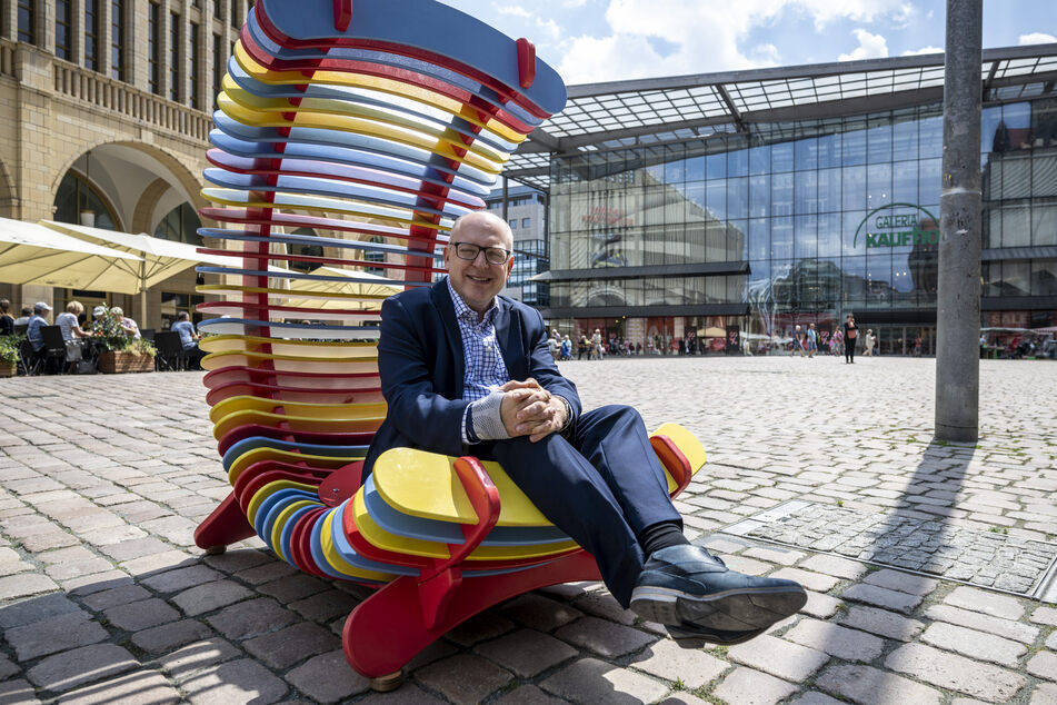 Oberbürgermeister Sven Schulze (50, SPD) nahm am Mittwoch auf den neuen Sitzmöbeln in der Innenstadt Platz.