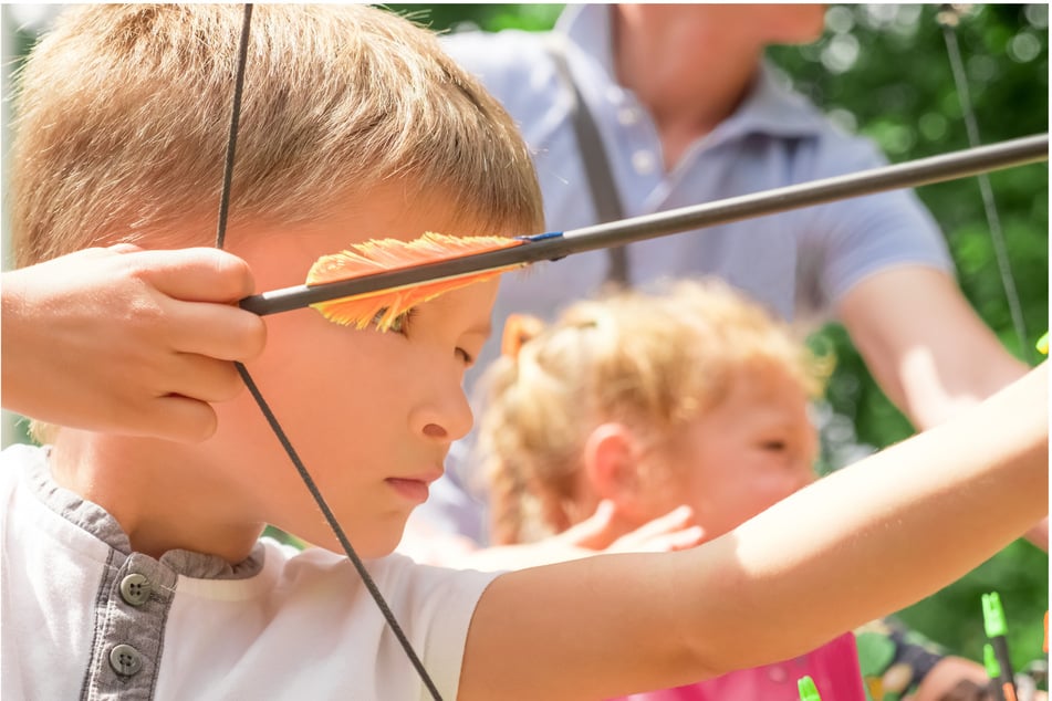 Nach dem Museumsgang dürfen sich die Kleinen im Bogenschießen probieren.