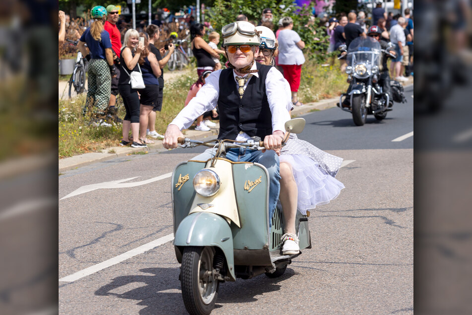 So schön kann Motorradfahren sein: Auf einem historischen Bike in Jeans und Petticoat-Kleid war dieses Biker-Pärchen ein Hingucker auf der Parade.