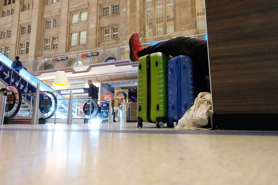 Füße hoch und warten: An Sachsens Bahnhöfen kann es wegen des GDL-Streiks schon mal länger dauern.