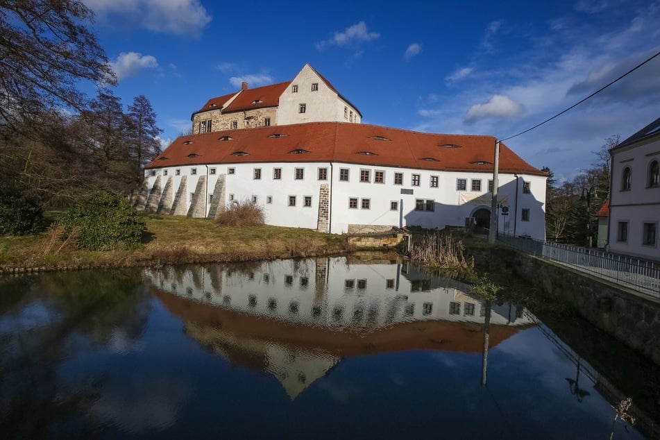 Bei der Sonntagsführung können Besucher Schloss Klippenstein erkunden und auf dem Eulenturm den Blick ins Hüttertal genießen.