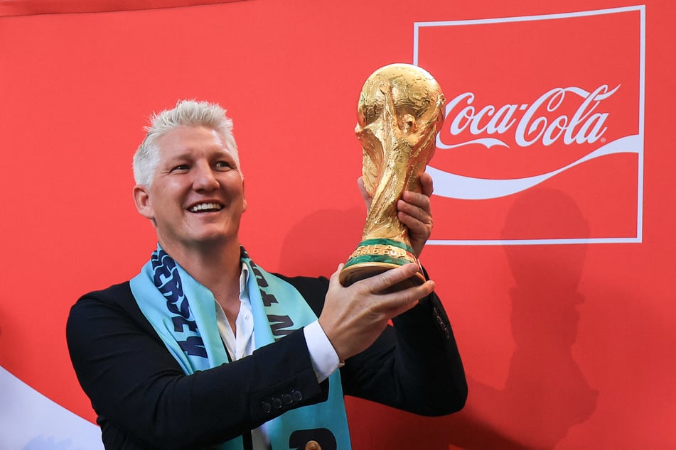 Erinnerungen werden wach: Ex-DFB-Star Bastian Schweinsteiger (41) hält den WM-Pokal hoch.