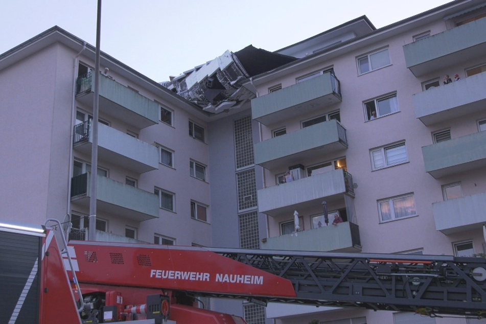 Durch den vermeintlichen Tornado wurde das Dach eines Mehrfamilienhauses in Rüsselsheim massiv in Mitleidenschaft gezogen.