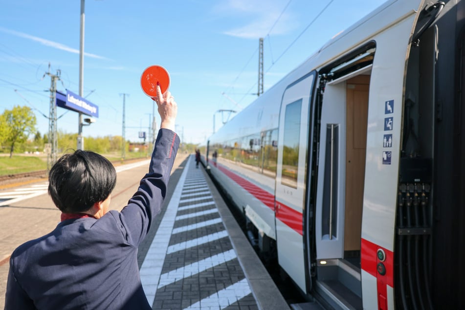 Derzeit dürfen Züge auf der Hauptstrecke zwischen Magdeburg und Dessau auf mehreren Kilometern nur noch mit Tempo 20 fahren. (Symbolbild)