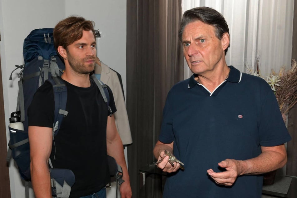 Julian (l.) will Joachim nach seiner Rückkehr reinen Wein einschenken.