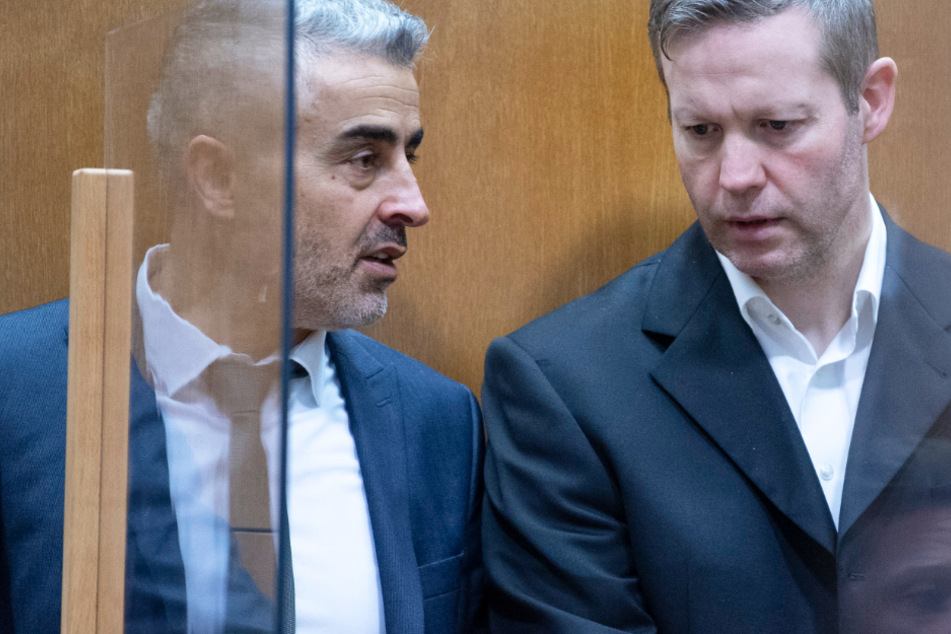 Der Hauptangeklagte Stephan Ernst (r.) steht am Donnerstag vor Verhandlungsbeginn neben seinem Verteidiger Mustafa Kaplan.