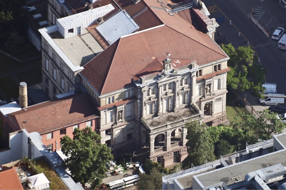 Von 1951 bis 1969 war in dem Gebäude der Sitz des Bundesverfassungsgerichts.