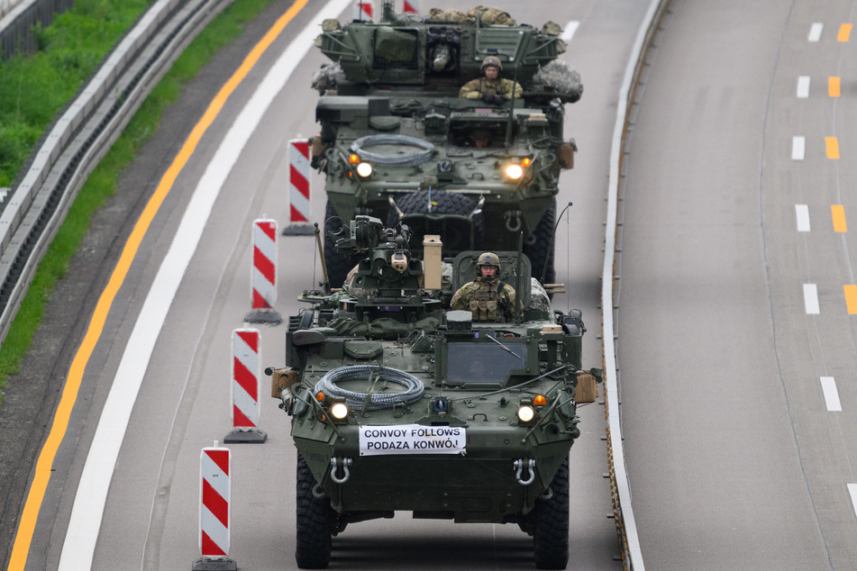 US-Militärfahrzeuge fuhren am heutigen Morgen auf der A4 bei Dresden entlang. US-amerikanische Streitkräfte hatten in Polen an der Nato-Übung "Griffin Shock" teilgenommen.