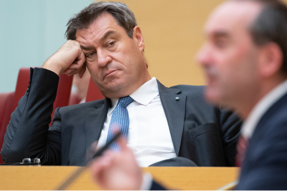 Hubert Aiwanger (r., 50, Freie Wähler), Wirtschaftsminister von Bayern, spricht im bayerischen Landtag während einer Plenarsitzung. Im Hintergrund sitzt Markus Söder (54, CSU), Ministerpräsident von Bayern.