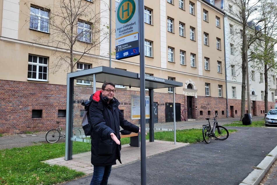 Anwohner Thomas weist auf die fehlenden Papierkörbe hin.