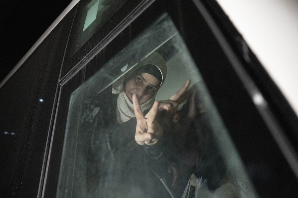 Eine ehemalige palästinensische Inhaftierte, die von den israelischen Behörden freigelassen wurde, zeigt bei ihrer Ankunft in der Stadt Beitunia im Westjordanland das "V"-Zeichen.