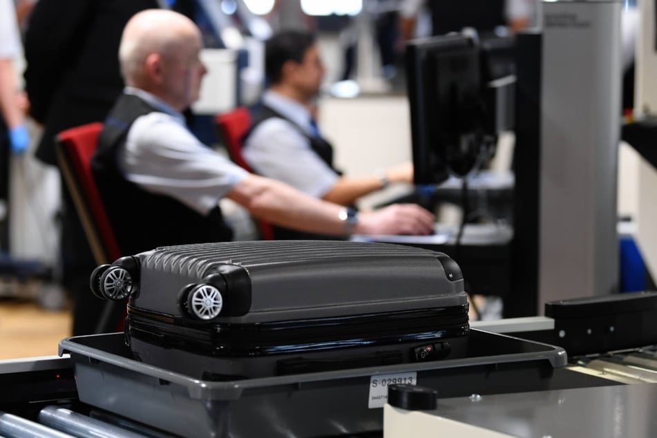 CT-Scanner genauere Bilder des Kofferinhalts geben. Deshalb müssen die Passagiere auch keine Flüssigkeiten oder elektronische Geräte mehr aus dem Handgepäck nehmen.