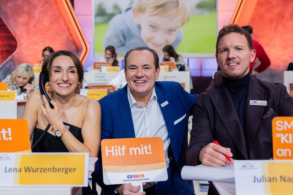 Bundestrainer Julian Nagelsmann (38) und seine Freundin Lena Wurzenberger (32) halfen Moderator Wolfram Kons (61, M.) beim Spendensammeln.