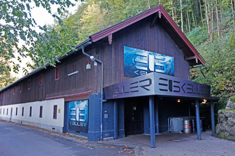 Der Musikclub "Eiskeller" unterhalb des Schlosses Aschau im Chiemgau.