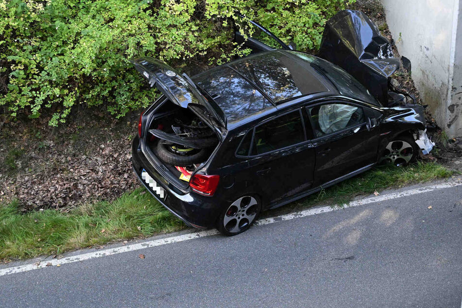 Schwerer Unfall in Sachsen: Frontal-Crash gegen Brückenpfeiler