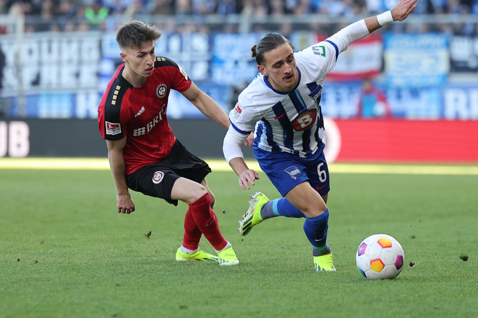 Schwerer Stand für Michal Karbownik (22). Hertha tat sich in Wiesbaden schwer.