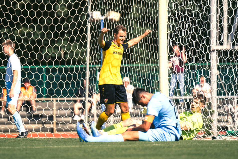 Jakob Lemmer (M.) netzte kurz vor Schluss zum 2:1-Siegtreffer ein. Ob die Kugel schon vorher drin war, bleibt allerdings unklar.