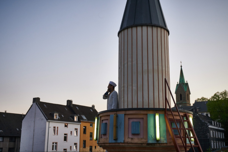Mustafa Akkaya, Religionsbeauftragter der Gemeinde in Wuppertal steht bei Sonnenuntergang auf dem Minarett der Ditib Zentralmoschee.