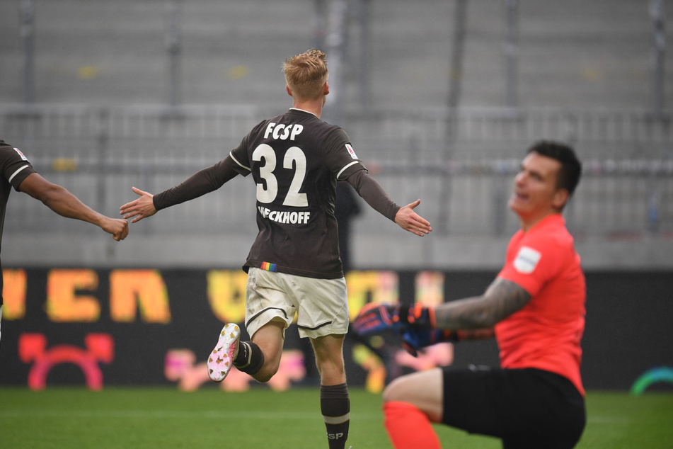 St. Paulis Jannes Wieckhoff jubelt nach seinem sehenswerten Treffer zum 3:0, Heidenheims Torwart Kevin Müller winkt ab.