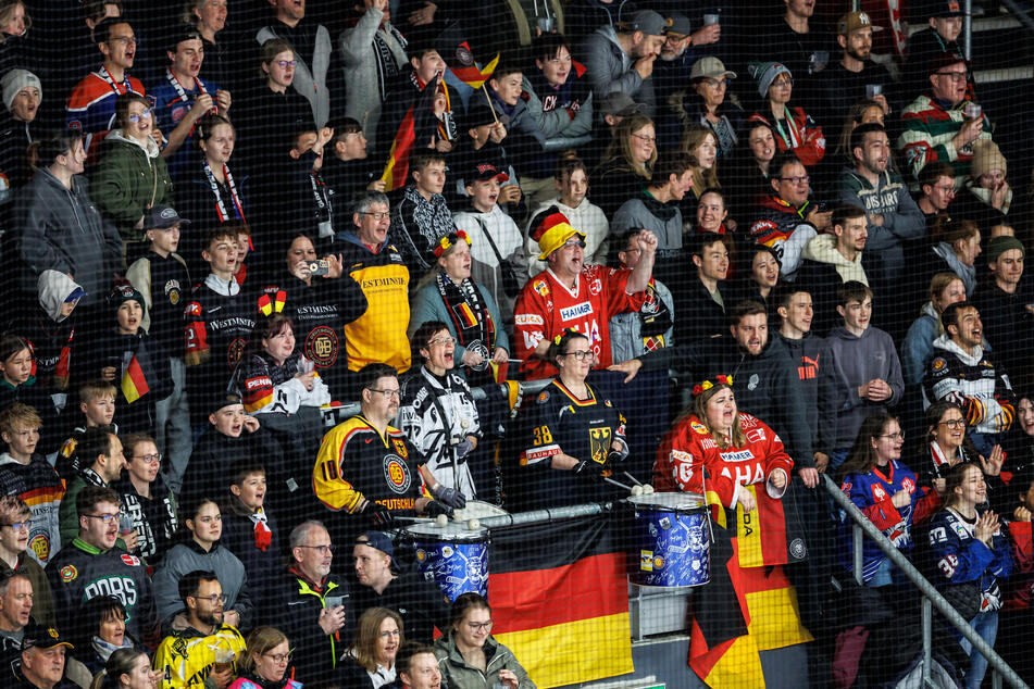 Für die Eishockey WM 2025 kann man noch Tickets kaufen oder sie bequem von zu Hause verfolgen.