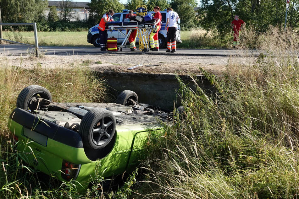 Das Auto landete auf dem Dach im Straßengraben.