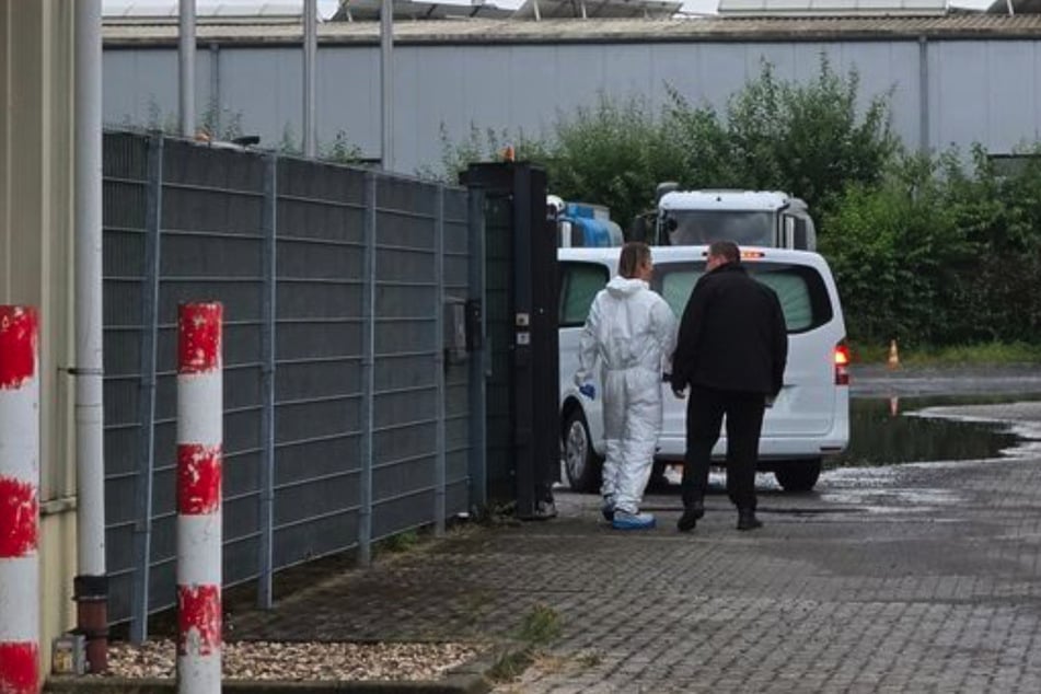 Horror-Fund auf Schrottplatz: Leiche in Kofferraum von ausgebranntem Wagen entdeckt - Identität unklar