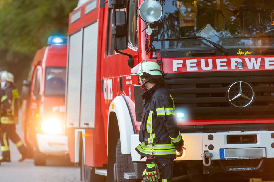 Die B188 musste in der Altmark wegen eines brennenden Lkws gesperrt werden. (Symbolbild)