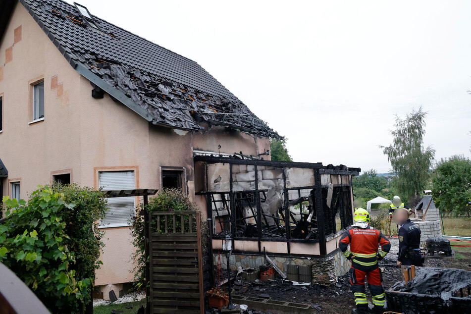 Feuerwehreinsatz in Niederwiesa am Mittwochabend: Der Anbau eines Hauses geriet in Brand und wurde komplett zerstört.