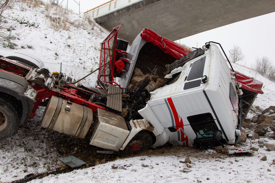Schlimmer Crash auf der A73: Mit Steinbrocken beladener Truck schießt von der Fahrbahn