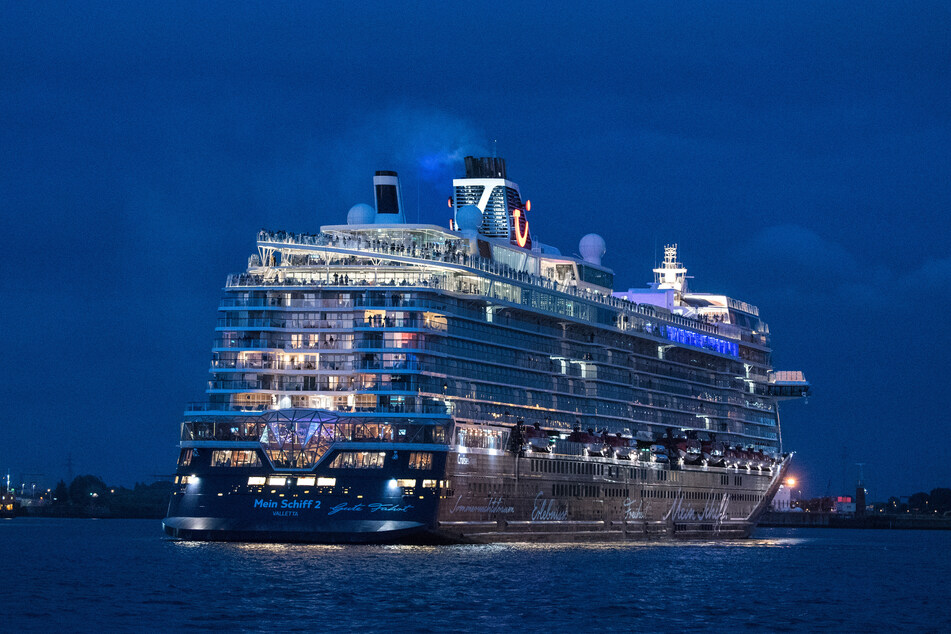 Das Kreufahrtschiff "Mein Schiff 2" läuft am Abend aus dem Hafen aus. (Symbolfoto)