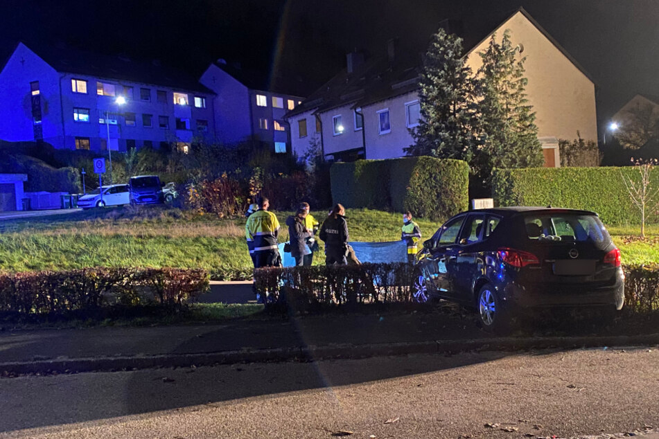 Rettungskräfte stehen am Ort des Unglücks in Greding.