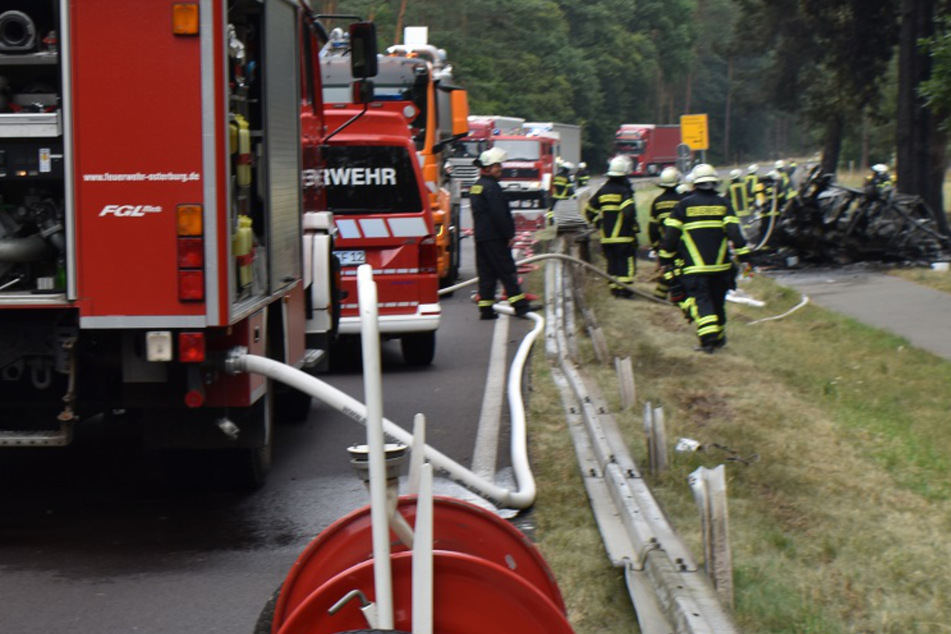 Ein Großaufgebot der Feuerwehr war am Montag im Einsatz, um ein brennendes Auto zu löschen.