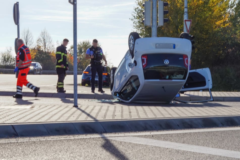 Die Feuerwehr richtete den VW wieder auf.