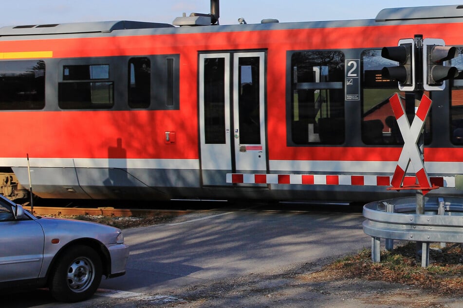 Ein 56-Jähriger gab zu, an einem Bahnübergang in Möckern einen Unfall fabriziert zu haben. (Symbolbild)