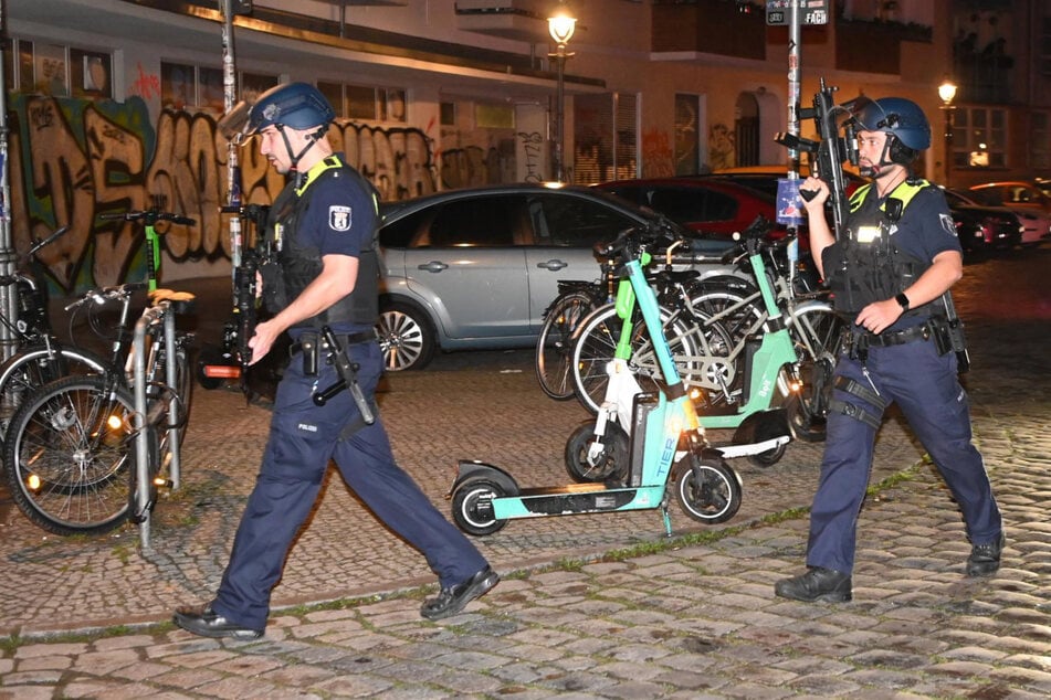 Polizisten sicherten den Tatort mit Maschinenpistolen im Anschlag.