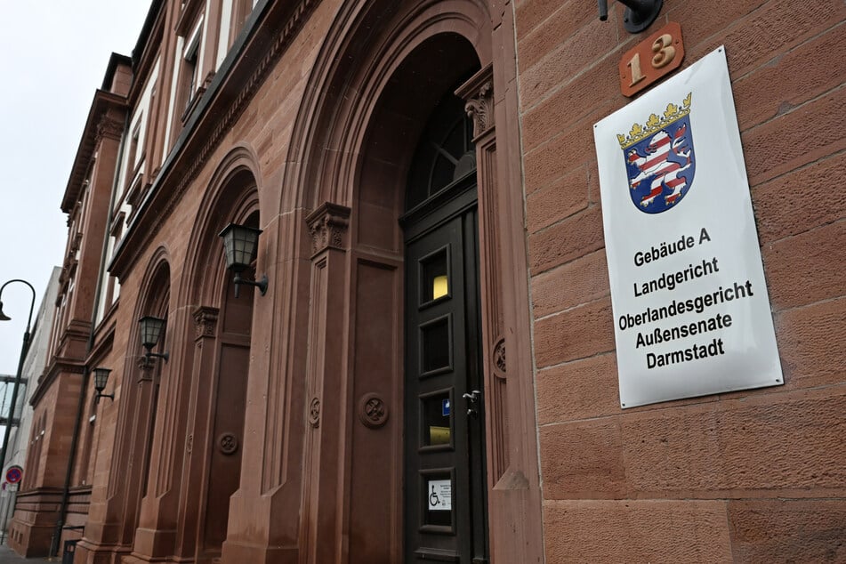 In einem Gerichtssaal des Darmstädter Landgerichts ereigneten sich am Freitag kuriose Szenen.