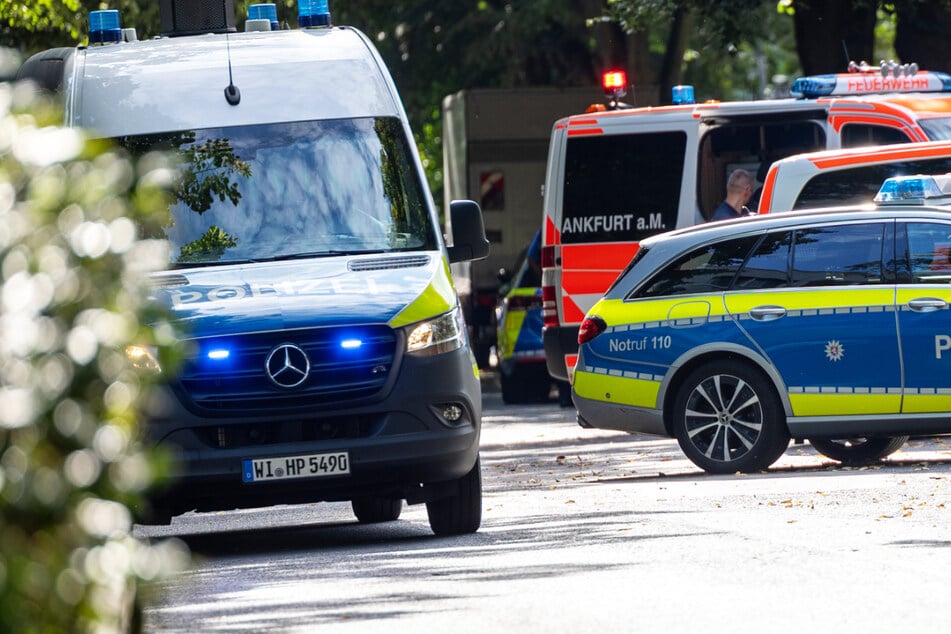 Evakuierung wegen Bombenentschärfung in Frankfurt-Preungesheim: Zahlreiche Rettungskräfte von Polizei und Feuerwehr rückten aus.
