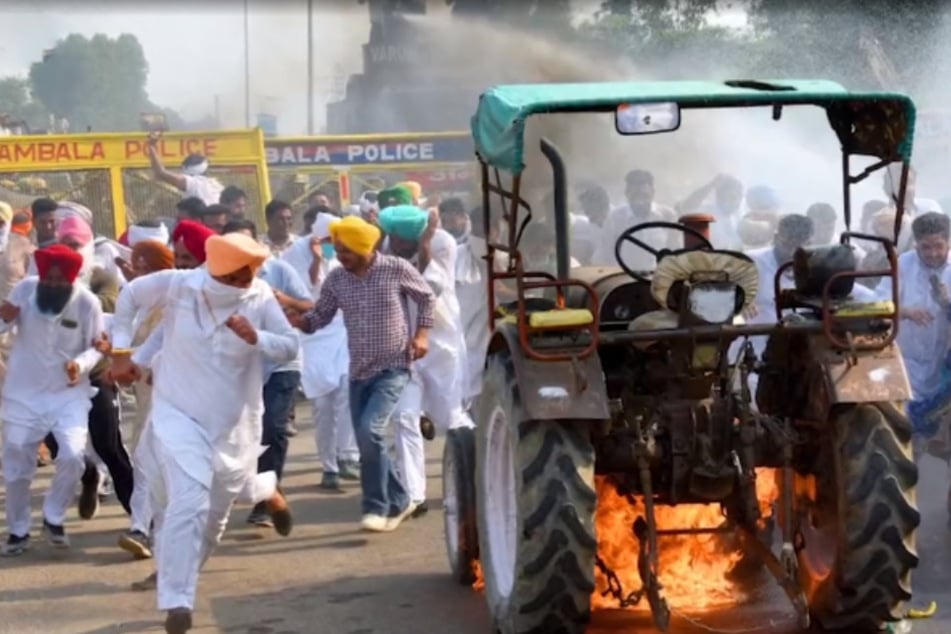 Ein brennender Traktor steht auf einer Straße in der Region Punjab.