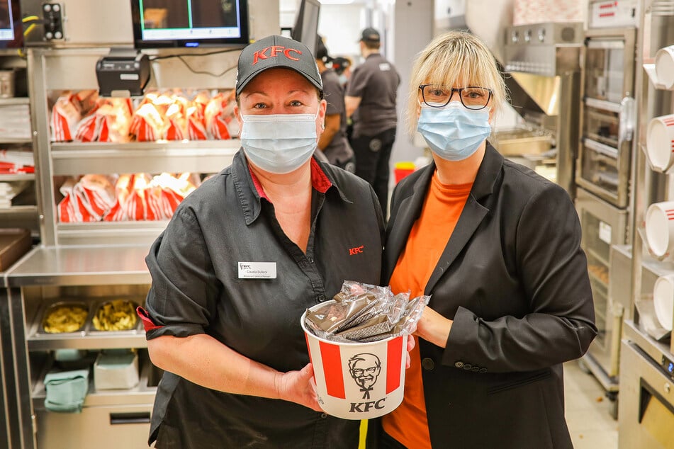 Restaurant-Leiterin Claudia Dulleck (41) und KFC-Sachsen-Chefin Stefanie Torner (39) öffneten das neue Lokal um 10 Uhr.