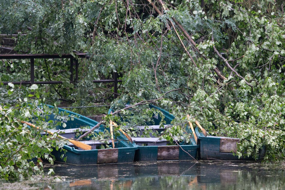 Imbiss und die Boote wurden bei dem Unglück schwer beschädigt.