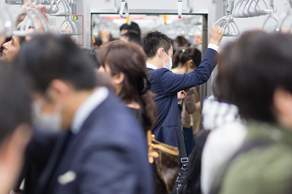Volle Züge sind in Tokio keine Seltenheit. Am heutigen Montag standen die Menschen noch dichter zusammen als sonst. (Symbolbild)