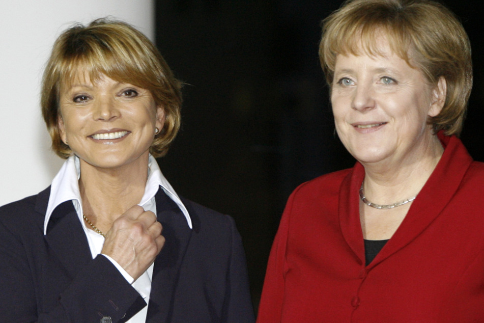 Schauspielerin Uschi Glas (77, l.), und die scheidende Bundeskanzlerin Angela Merkel (67, CDU) im Jahr 2008 bei einem Termin im Bundeskanzleramt in Berlin.