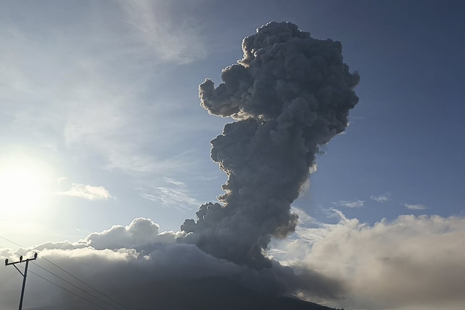 Der indonesische Vulkan ist bereits zum zweiten Mal in dieser Woche ausgebrochen.