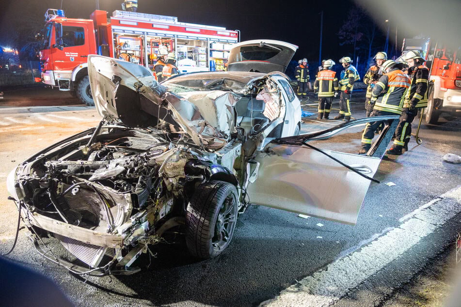 Der BMW wurde durch den Unfall völlig zerstört.