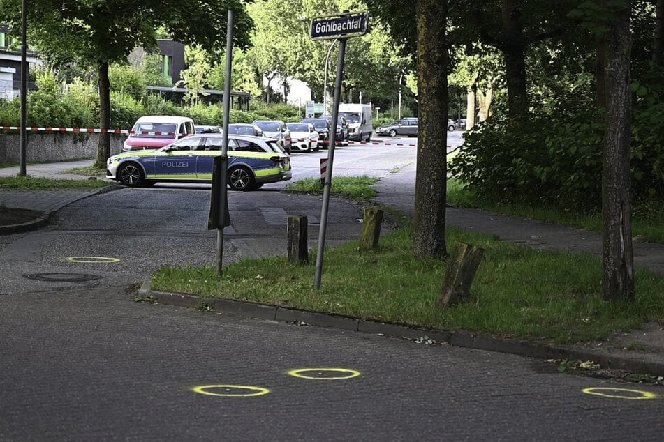 Nach Schüssen in Hamburg-Eißendorf sicherte die Polizei den Tatort ab.
