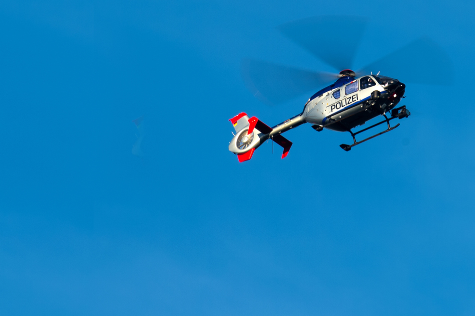 Um größere Gebiete abzusuchen, können auch Hubschrauber der Polizei eingesetzt werden.
