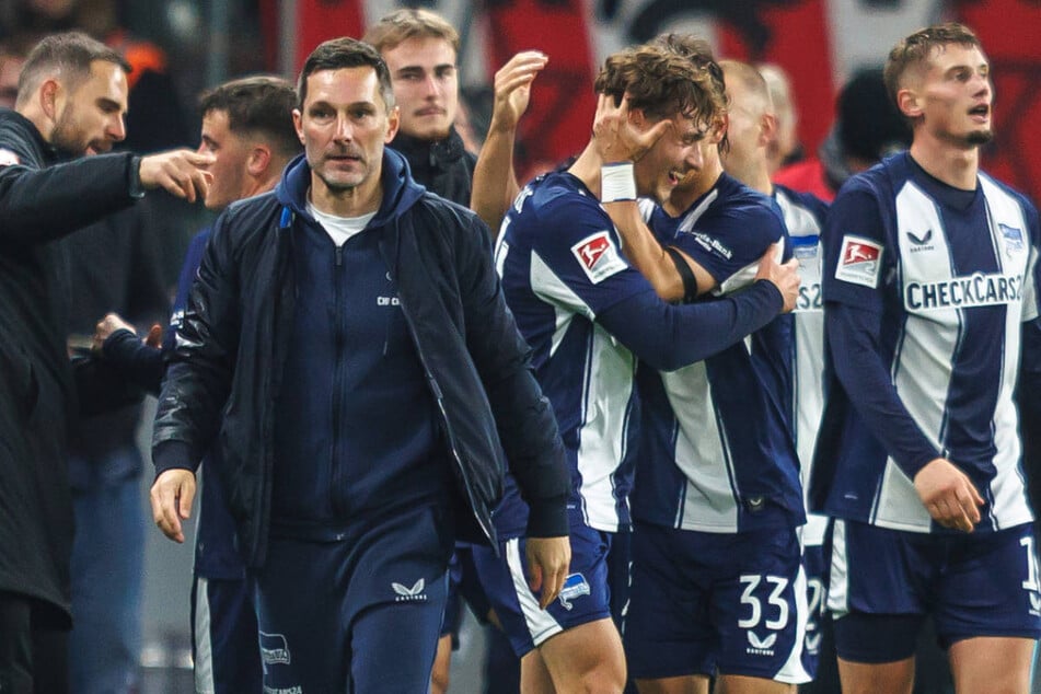 Hertha-Coach Stefan Leitl (48, 3.v.l.) hat den späten Siegtreffer zusammen mit seiner Mannschaft gefeiert.