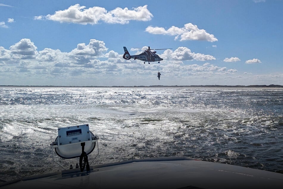 Ein Hubschrauber der Seenotretter brachte die in Seenot geratenen Kajakfahrer an Land.